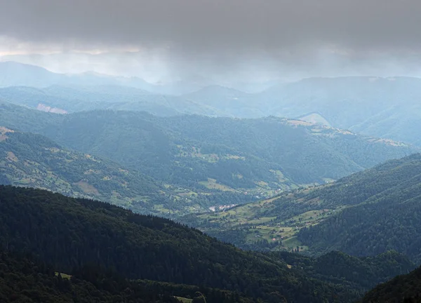 Aldeia Das Montanhas Dos Cárpatos Floresta Verde — Fotografia de Stock