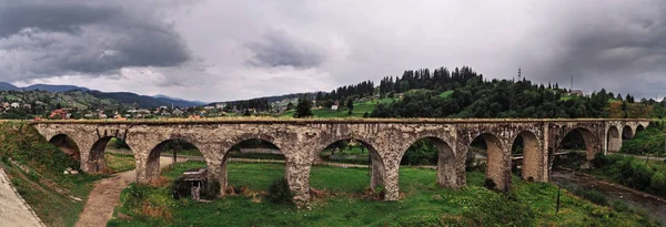 Panorama Starých Rakouských Mostu Přes Řeku Karpatských Horách — Stock fotografie