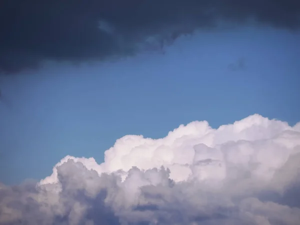 Céu Com Nuvens Suaves Brancas Azuis Coloridas Fundo Pôr Sol — Fotografia de Stock