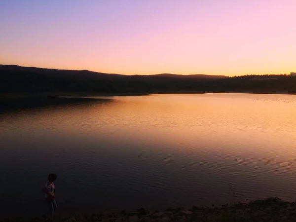 Puesta Sol Hermoso Lago Las Montañas —  Fotos de Stock