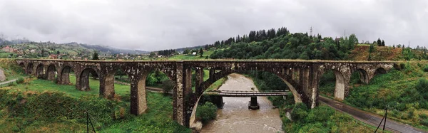 老奥地利桥梁的全景通过河在 Karpatian 山看法从左中间边 — 图库照片
