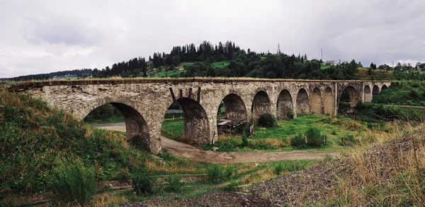 Eski Avusturya Köprü Başından Karpatian Dağlar Manzaraya Nehri Panoraması — Stok fotoğraf