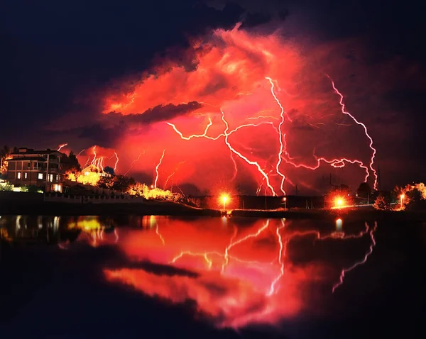 Tempestade Noturna Com Relâmpagos Sobre Lago Com Relfelction — Fotografia de Stock