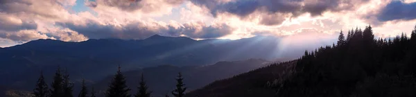 Panorama Montanhas Karpatian Sob Raios Sol — Fotografia de Stock