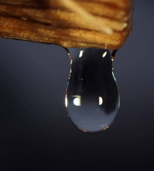 Gota Água Está Caindo Madeira Com Luzes Sobre Ele Macro — Fotografia de Stock