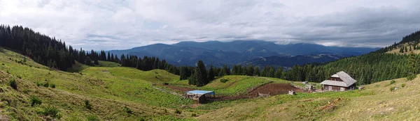 Panorama Maison Dans Les Montagnes Karpatiennes — Photo