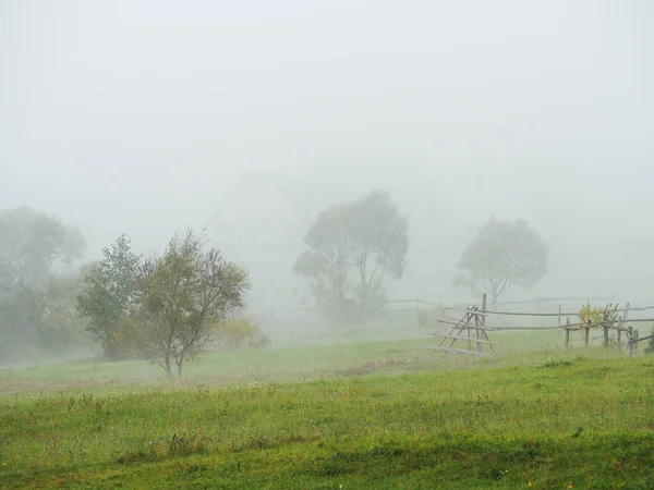 Nevoeiro Névoa Aldeia Nas Montanhas Carpatianas — Fotografia de Stock