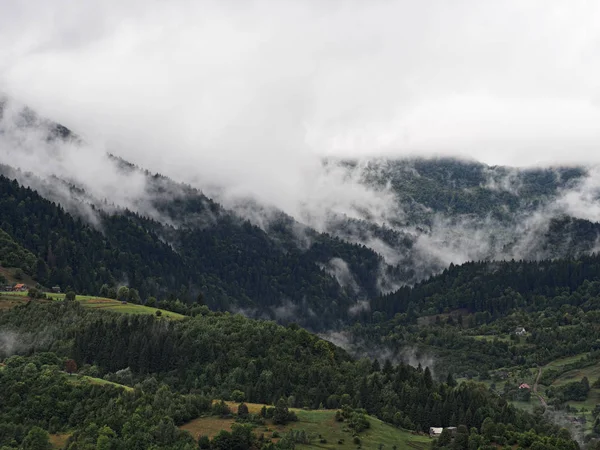 Nevoeiro Névoa Aldeia Montanhas Carpatian — Fotografia de Stock