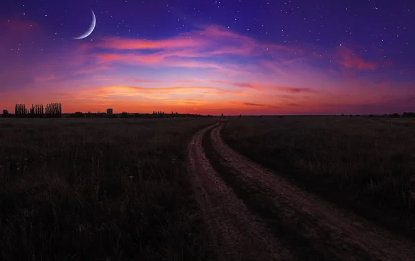 Ηλιοβασίλεμα Πάνω Από Πεδίο Δρόμο Στο Χωριό Και Νέοι Φεγγάρι — Φωτογραφία Αρχείου
