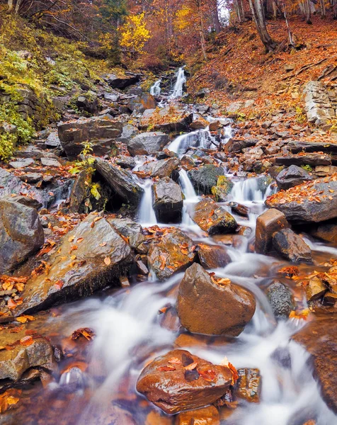 Cascata Nella Foresta Autunnale — Foto Stock