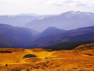 Güneşli bir gün dağ köyünde Carpatian
