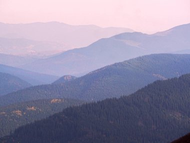 Güneşli bir gün dağ köyünde Carpatian
