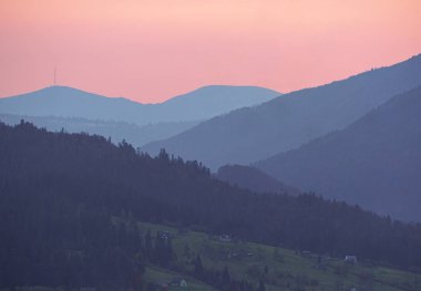 Güneşli bir gün dağ köyünde Carpatian