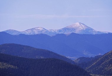 Güneşli bir gün dağ köyünde Carpatian