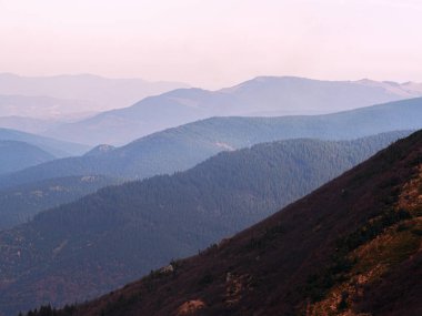 Güneşli bir gün dağ köyünde Carpatian