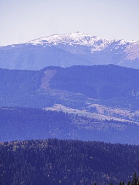 Güneşli bir gün dağ köyünde Carpatian