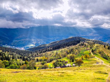 Güneş ışınları üzerinde Karpatlar sonbahar