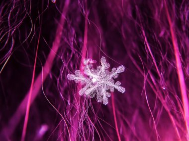 Kar tanesi güzel renkli arka plan makro üzerinde