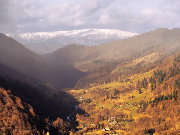 Villaggio Carpatico Montagna Nella Giornata Sole — Foto Stock