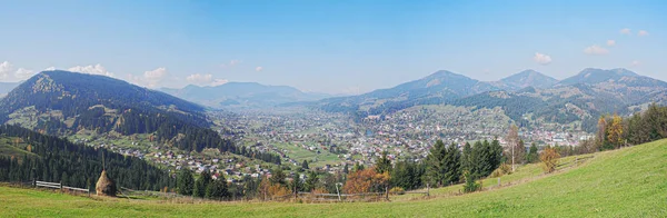 Karpatisches Dorf Den Bergen Sonnigen Tag — Stockfoto