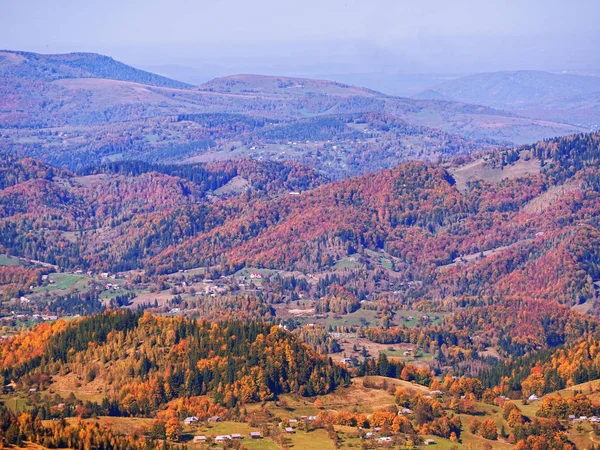 Carpatian Vesnice Horách Slunečný Den — Stock fotografie