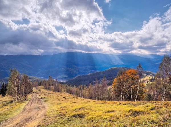 Sonnenstrahlen Über Den Herbstbergen Der Karpaten — Stockfoto