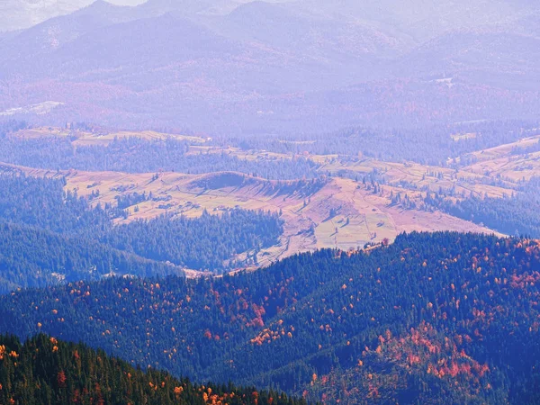 Villaggio Carpatico Montagna Nella Giornata Sole — Foto Stock