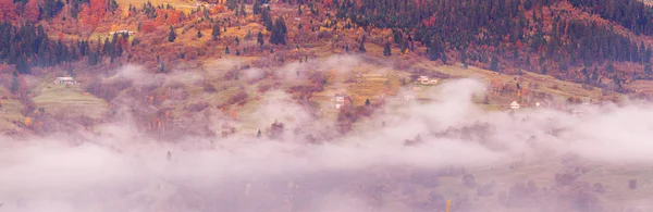 Aldeia Carpatian Montanhas Dia Nevoeiro Ensolarado — Fotografia de Stock