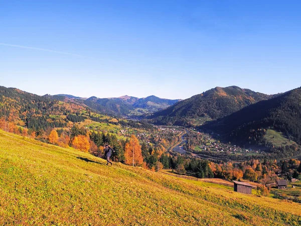 Güneşli bir gün dağ köyünde Carpatian