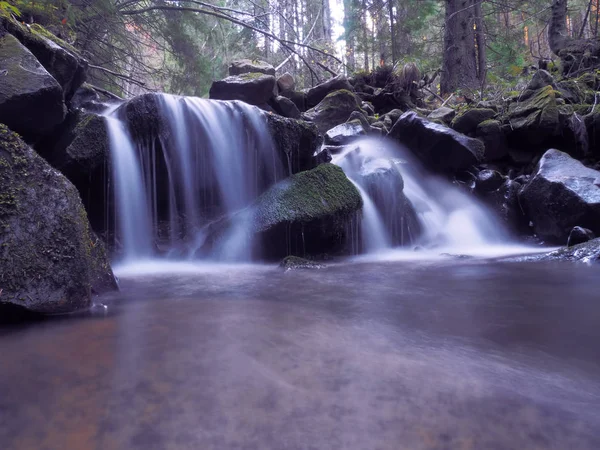 Cascata Nella Foresta Carpatica — Foto Stock