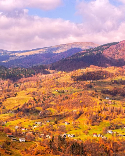 Carpatian Vesnice Horách Slunečný Den — Stock fotografie