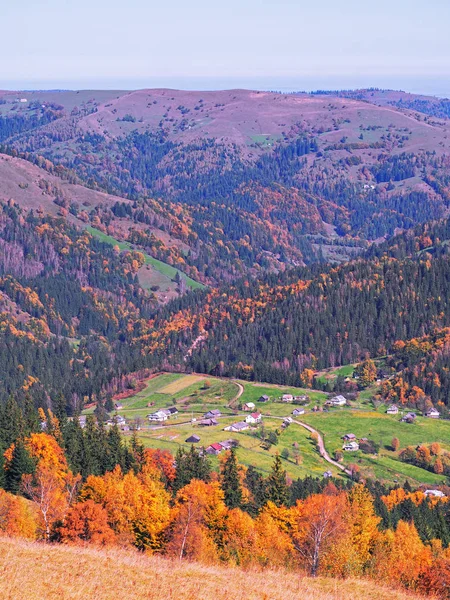 Carpatian Vesnice Horách Slunečný Den — Stock fotografie