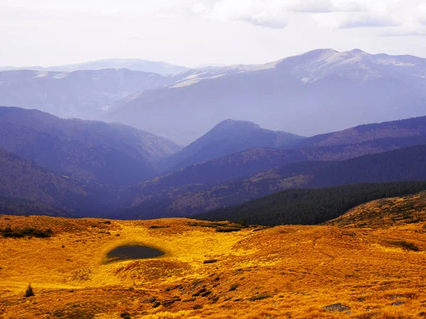 Güneşli bir gün dağ köyünde Carpatian