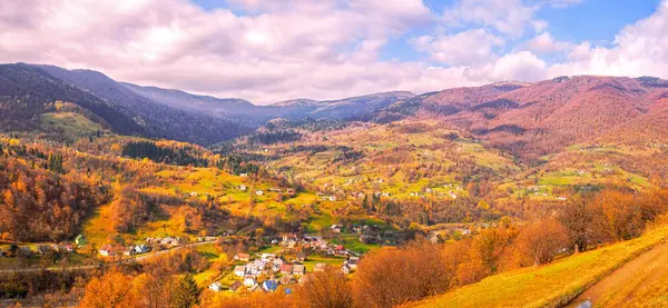 Carpatian Vesnice Horách Slunečný Den — Stock fotografie