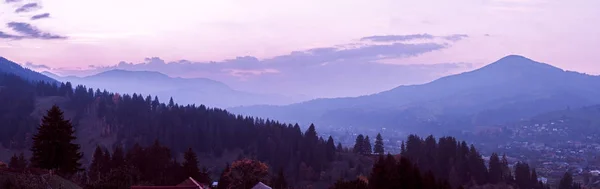 Montagne Del Villaggio Carpatico Nella Nebbia — Foto Stock