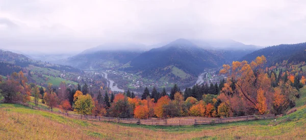 Karpatische Dorfberge Nebel — Stockfoto