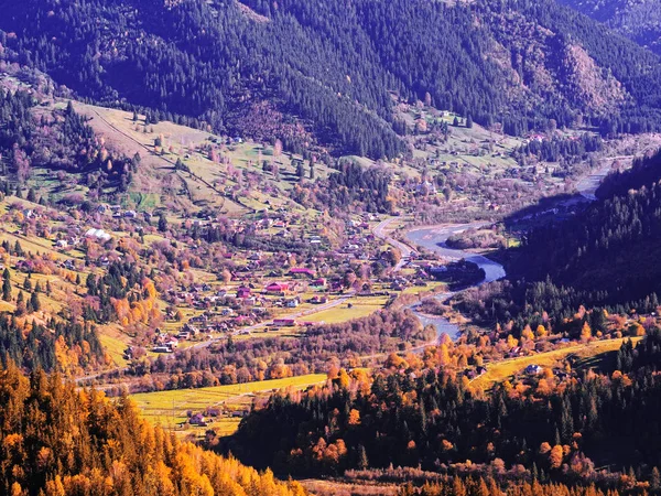 Carpatian Vid Bergen Den Soliga Dagen — Stockfoto