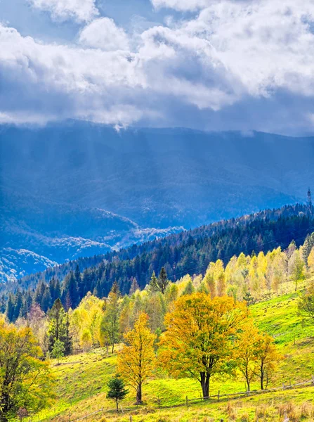 Sonnenstrahlen Über Den Herbstbergen Der Karpaten — Stockfoto