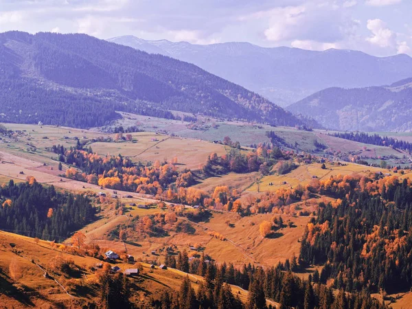 Karpatisches Dorf Den Bergen Sonnigen Tag — Stockfoto