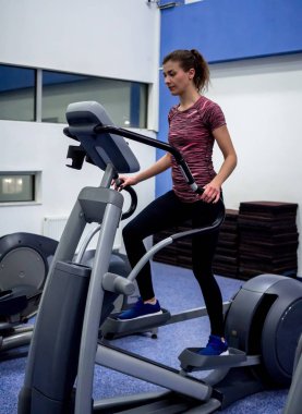 Genç model kız spor salonunda aynanın önünde egzersiz yapıyor. 