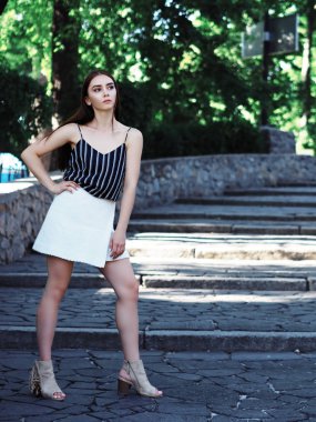 Parkta poz veren genç bir kız model.