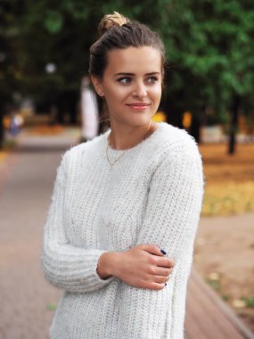 Doğada poz portre sarışın kadın model 