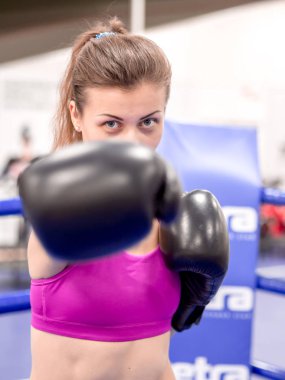 Genç model kız spor salonunda aynanın önünde egzersiz yapıyor. 
