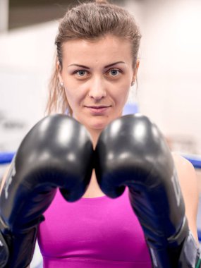 Genç model kız spor salonunda aynanın önünde egzersiz yapıyor. 