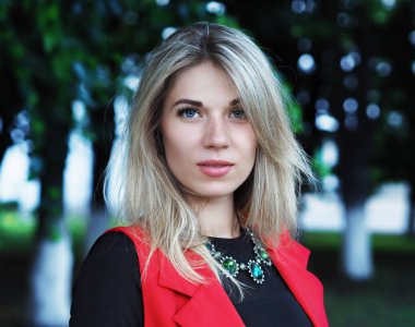 Kırmızı ceketli genç sarışın model geldi.