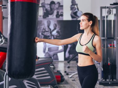 Genç kız spor salonunda egzersiz yapıyor.