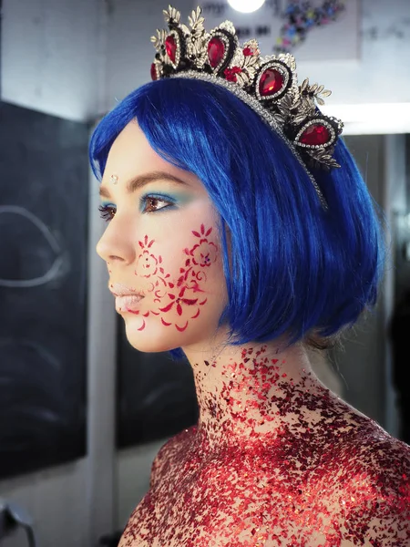 Mladá dívka modelka v umění make-up jako princezna v koruně fron — Stock fotografie