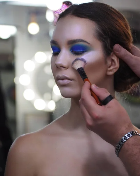 Výtvarník make-up dělá umělecké dílo v modelováním očí — Stock fotografie