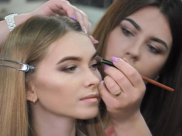 Výtvarník make-up dává make-up na ženské modely zblízka — Stock fotografie