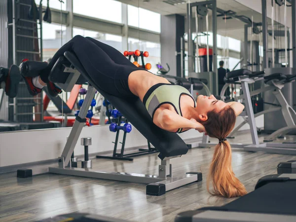 Chica joven hace ejercicios en el gimnasio — Foto de Stock